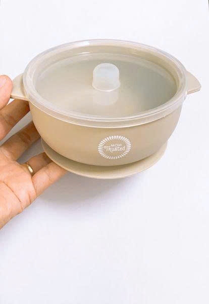 Bát silicone chống đổ Mom Trusted kèm nắp (màu ngẫu nhiên)