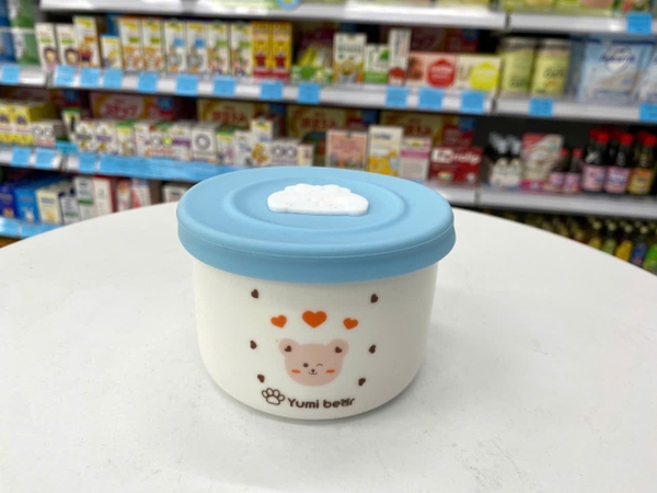 Hũ sứ ăn dặm Yumibear 200ml có chia vạch và lắp đậy (họa tiết ngẫu nhiên)