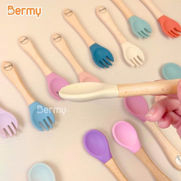 Thìa ăn dặm silicone cán gỗ Bermy (dài 14cm, màu ngẫu nhiên)