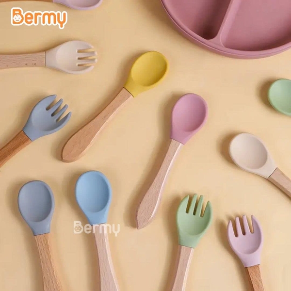 Thìa ăn dặm silicone cán gỗ Bermy (dài 14cm, màu ngẫu nhiên)
