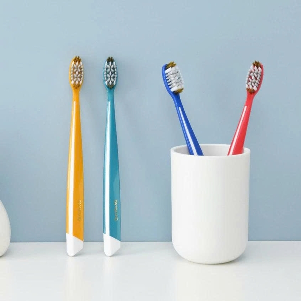 Bàn chải đánh răng nhập khẩu Hàn Quốc Kumho HQ9  (màu ngẫu nhiên)