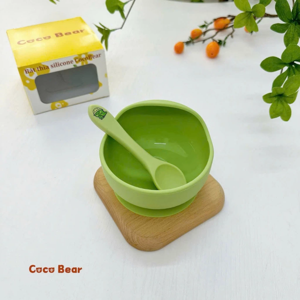 Bát silicone kèm thìa đế hít chống lật đổ Coco Bear cho bé ăn dặm khởi đầu (màu ngẫu nhiên)