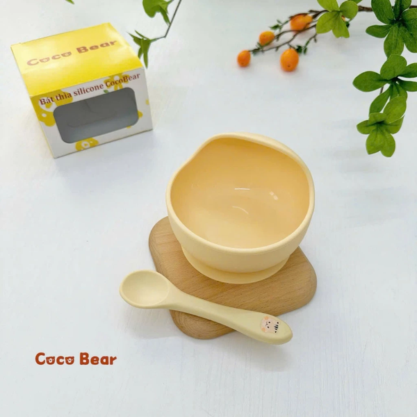 Bát silicone kèm thìa đế hít chống lật đổ Coco Bear cho bé ăn dặm khởi đầu (màu ngẫu nhiên)