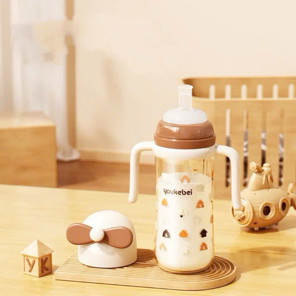 Bình nước tập hút, tập uống Youkebei có tay cầm, ống hút chống sặc 300ml (màu ngẫu nhiên)