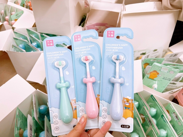 Bàn Chải 3 Mặt Sợi Lông Mềm Mịn Cho Bé (màu ngẫu nhiên)