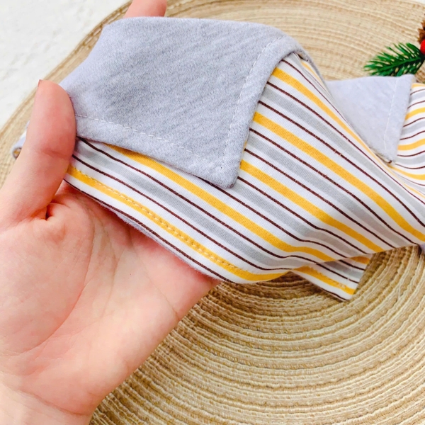 Yếm cotton cổ ve (màu ngẫu nhiên)