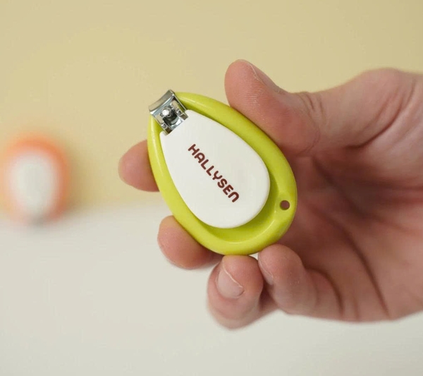 Bấm móng tay Hallysen cho bé