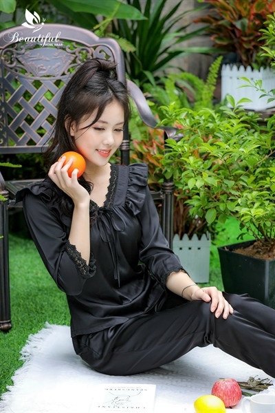 Y586B Lụa satin tay lỡ ĐEN trơn ren cổ V bèo vai