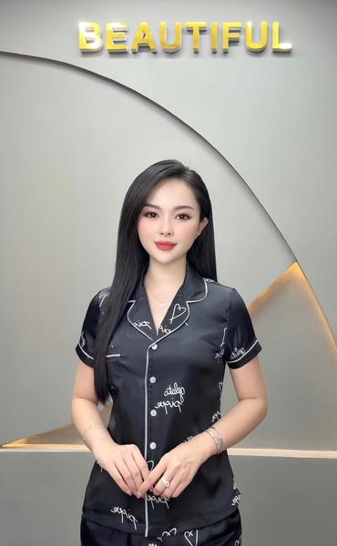 Y738A Lụa Satin quần dài ĐEN CHỮ cổ PJM