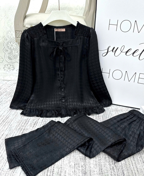 Y829B Lụa Gấm tay lỡ ĐEN vai chun răng sói cổ vuông