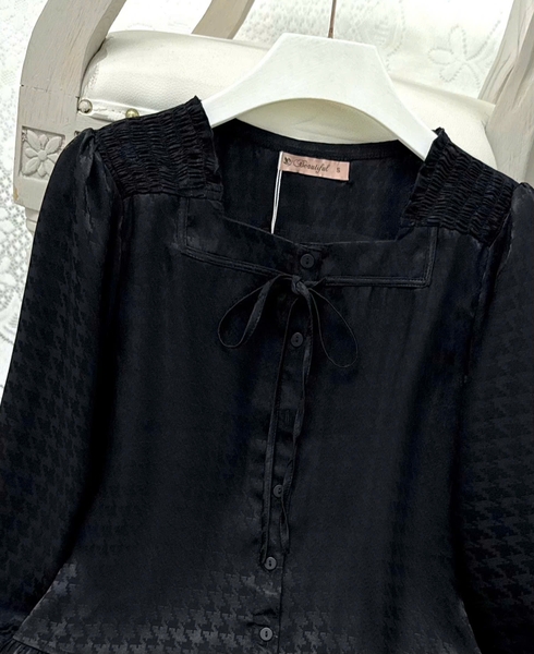 Y829B Lụa Gấm tay lỡ ĐEN vai chun răng sói cổ vuông