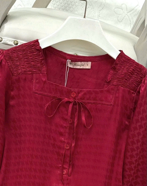 Y829A Lụa Gấm tay lỡ ĐỎ vai chun răng sói cổ vuông