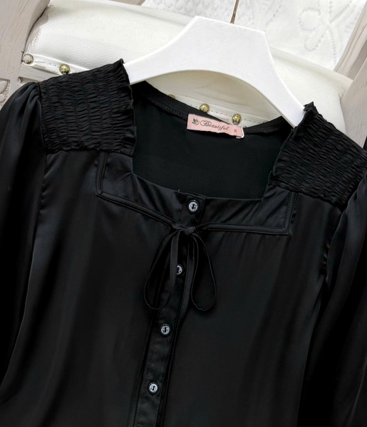 Y807F Lụa Satin tay lỡ ĐEN cổ vuông vai chun