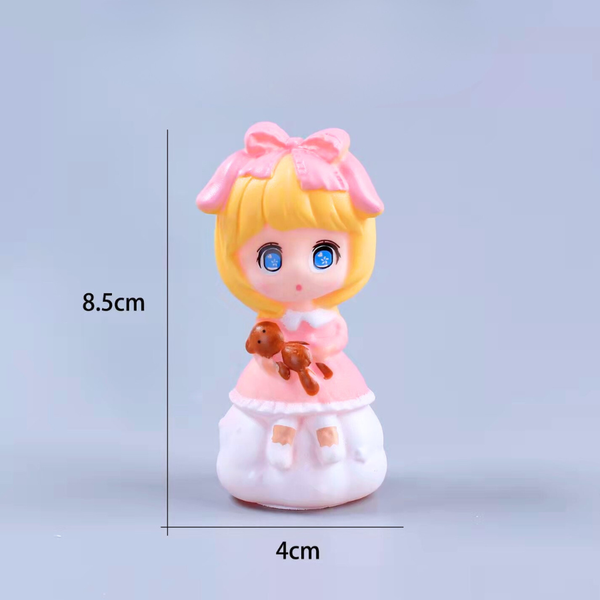 Đồ chơi bé gái tóc vàng ôm gấu nhựa