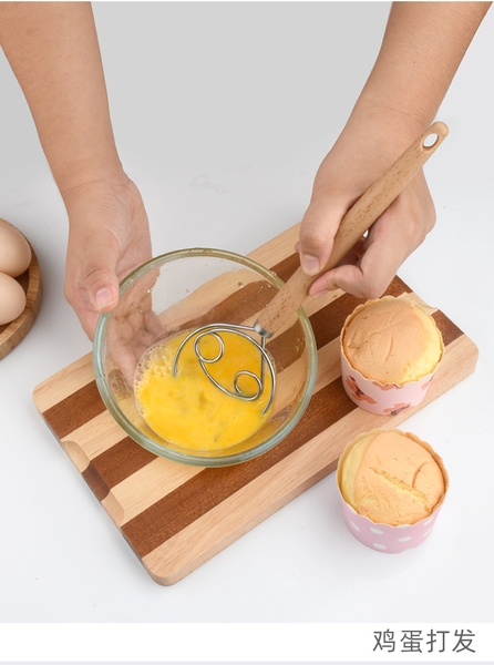 Dụng cụ đánh bột - đánh trứng cầm tay cán gỗ