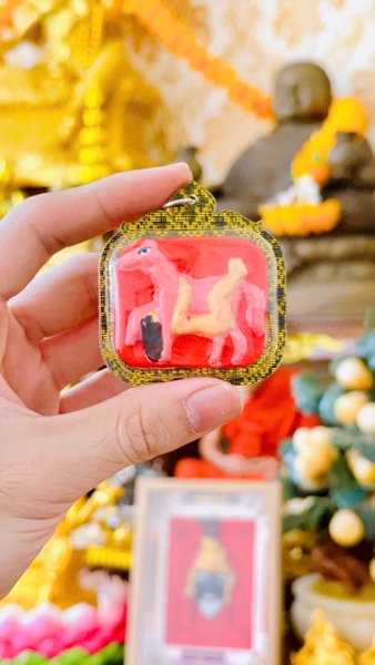 Amulet ngựa lớn