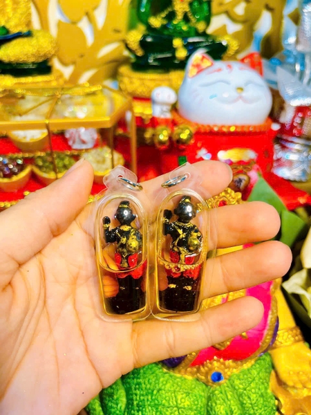 Amulet Kuman ôm túi tiền