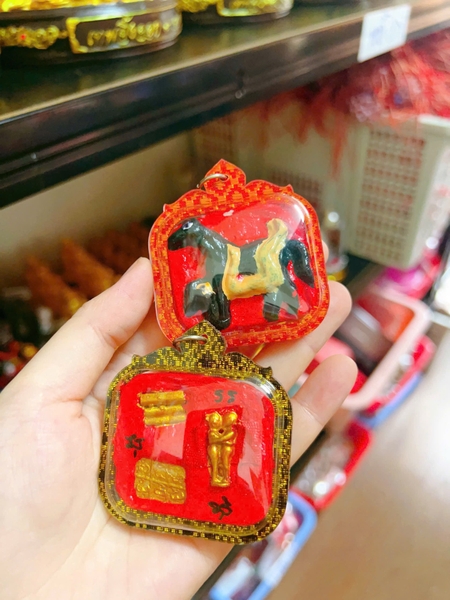 Amulet ngựa lớn
