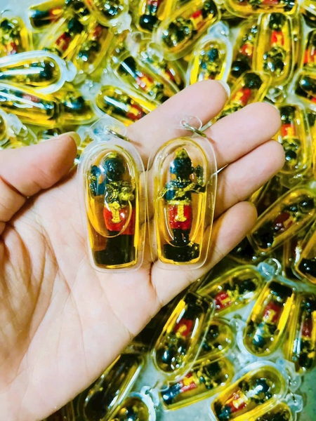 Amulet Kuman ôm túi tiền