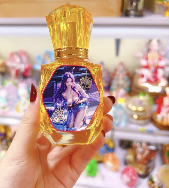 Nước hoa cô gái áo tím tóc tím sexy