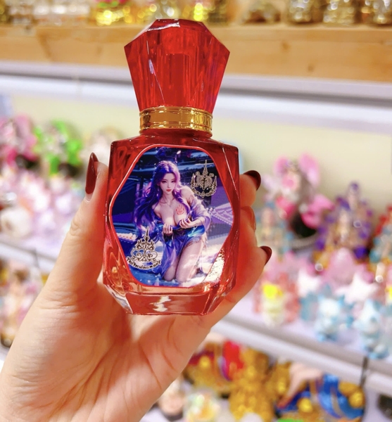 Nước hoa cô gái áo tím tóc tím sexy