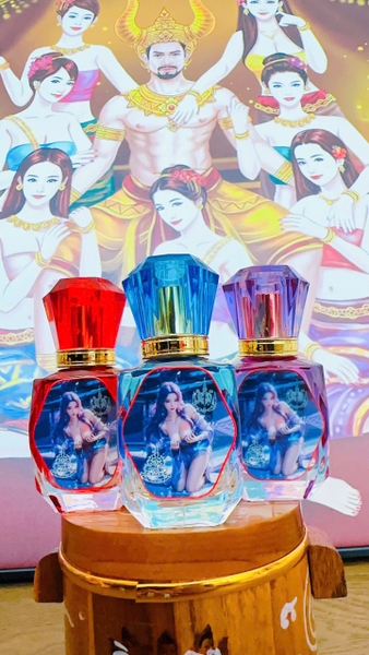 Nước hoa cô gái áo tím tóc tím sexy