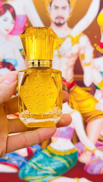 Nước hoa cô gái áo tím tóc tím sexy