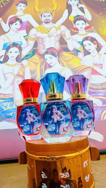Nước hoa cô gái áo tím tóc tím sexy