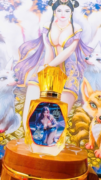 Nước hoa cô gái áo tím tóc tím sexy