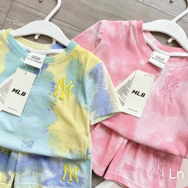 Bộ cotton cộc tay loang MLB NY 2 màu xanh, hồng cho bé