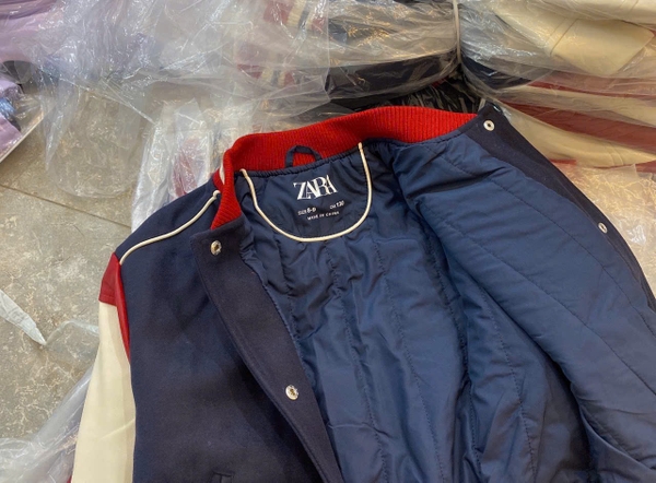 Áo khoác nỉ bomber Zara thêu chữ R tông xanh đỏ phối tay da trắng