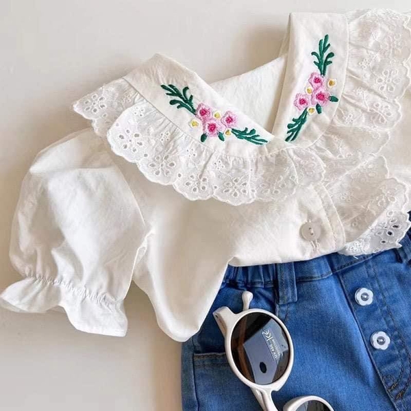 Áo sơ mi chất thô cộc tay bồng cổ viền bèo thêu hoa 2 màu trắng, xanh