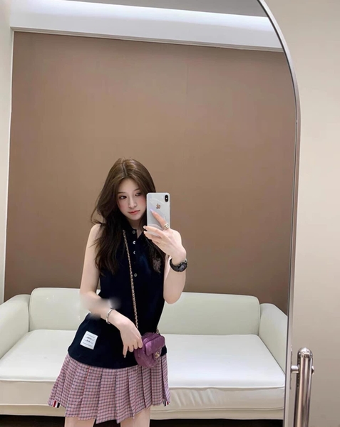 Váy polo sát nách Thom Browne màu navy phối caro hồng xếp ly