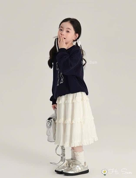 Bộ Hi.Sun áo nỉ đen dài tay mix chân váy thô trắng họa tiết nơ