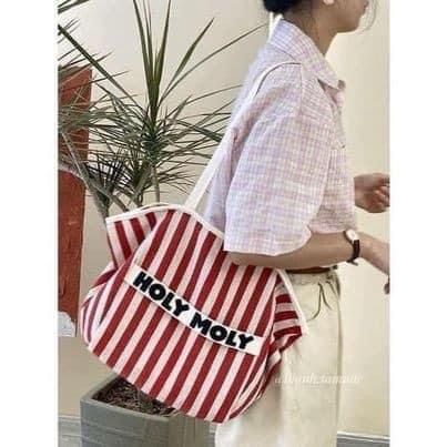 Túi xách Holy Moly kẻ trắng đỏ size 45x26cm