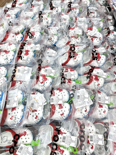 Dép Crocs Hello Kitty màu trắng - bản kỉ niệm 50 năm