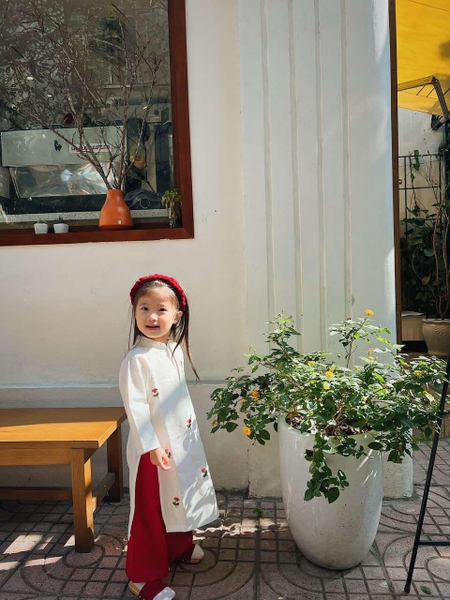 Áo dài bé gái linen thêu hoa đỏ nhí áo trắng quần đỏ