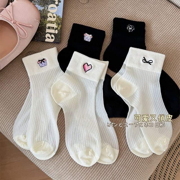 Set 5 đôi tất thêu họa tiết màu đen, trắng cho nữ