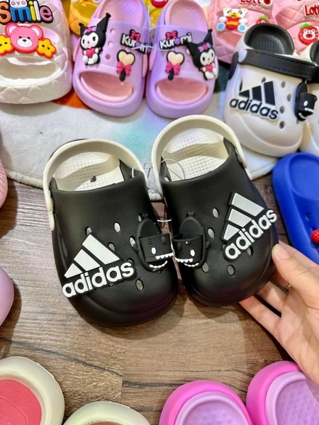 Dép crocs Adidas cá mập 2 màu đen, trắng