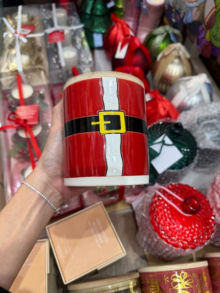 Nến áo ông già Noel nắp gỗ 10 Oz hương vân sam phủ sương