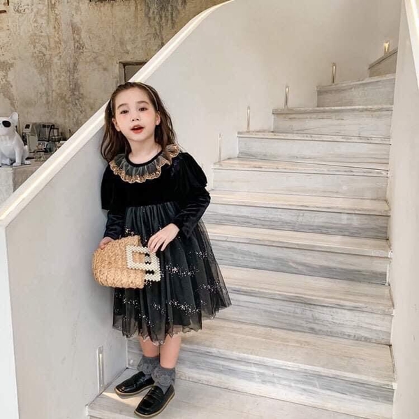Váy nhung đen phối voan cổ bèo đính nhũ