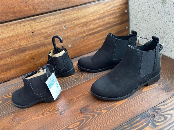 Boots da lộn thấp cổ hãng Primark màu đen cho bé
