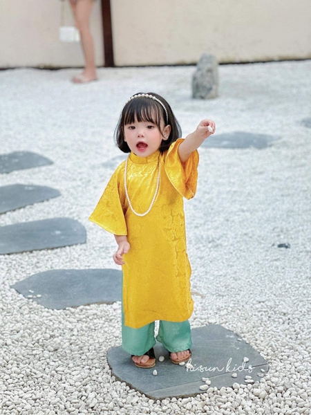 Áo dài gấm trơn in chìm hoa hồng tay lỡ kèm bờm và vòng ngọc 2 màu đỏ và vàng