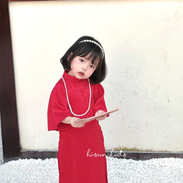Áo dài gấm trơn in chìm hoa hồng tay lỡ kèm bờm và vòng ngọc 2 màu đỏ và vàng