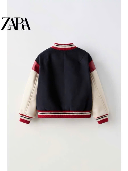 Áo khoác nỉ bomber Zara thêu chữ R tông xanh đỏ phối tay da trắng