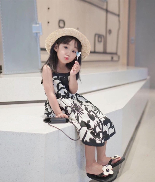 Váy Mia Kids chất thô cổ yếm họa tiết hoa đen nền trắng