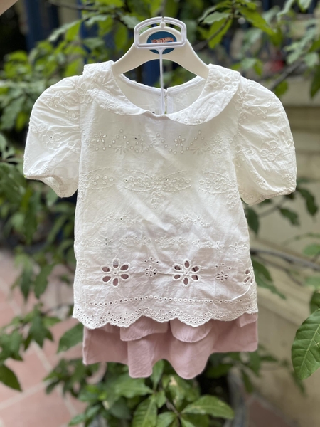 Set Bee kids áo sơ mi trắng thô đục lỗ cổ cánh sen và chân váy hồng tím