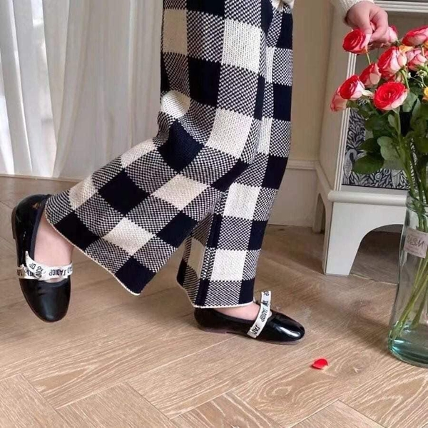 Quần caro đen trắng chất len ống loe cho bé gái