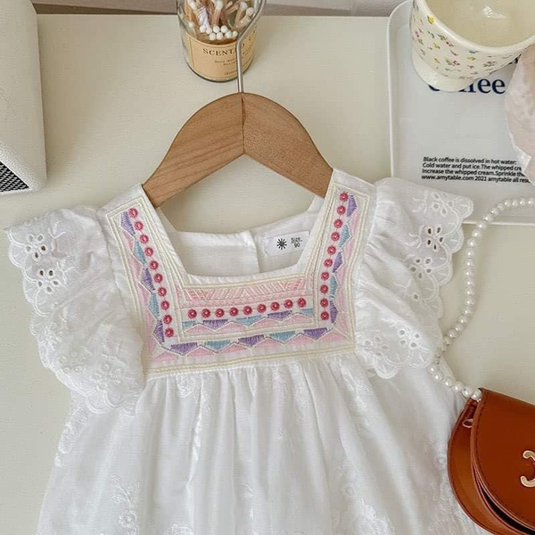 Váy trắng xuất Hàn babydoll sát nách cánh tiên cổ thêu
