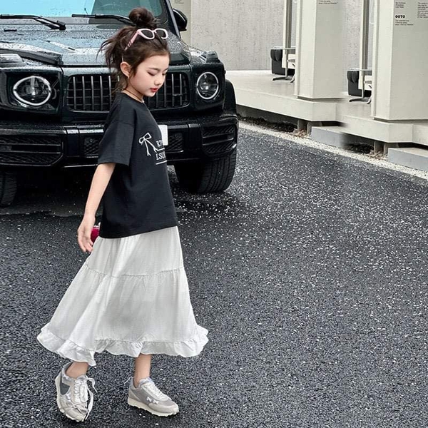 Bộ áo phông cotton họa tiết nơ kèm chân váy voan dáng dài